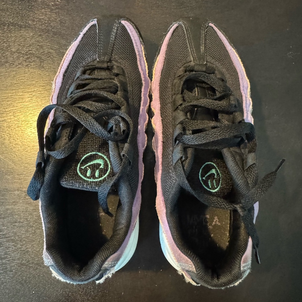 Nike Black and Pink Sneakers Modern Athletic Design